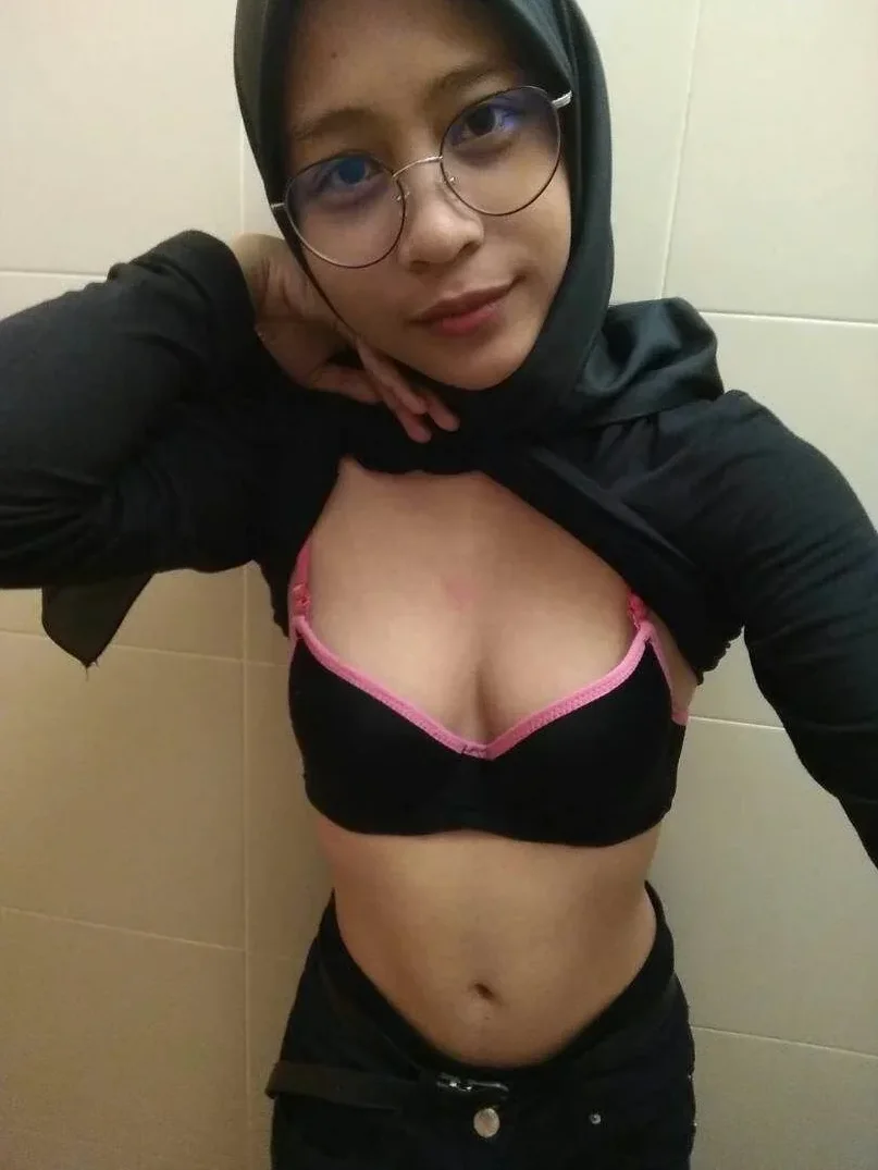 Latest Indo Video Viral Indo Terbaru Phenomenon of Abg Viral Sma 2025 Ukhti Jilbab Wiwik di Warung Kosong Takut Ketahuan One for All Indonesia